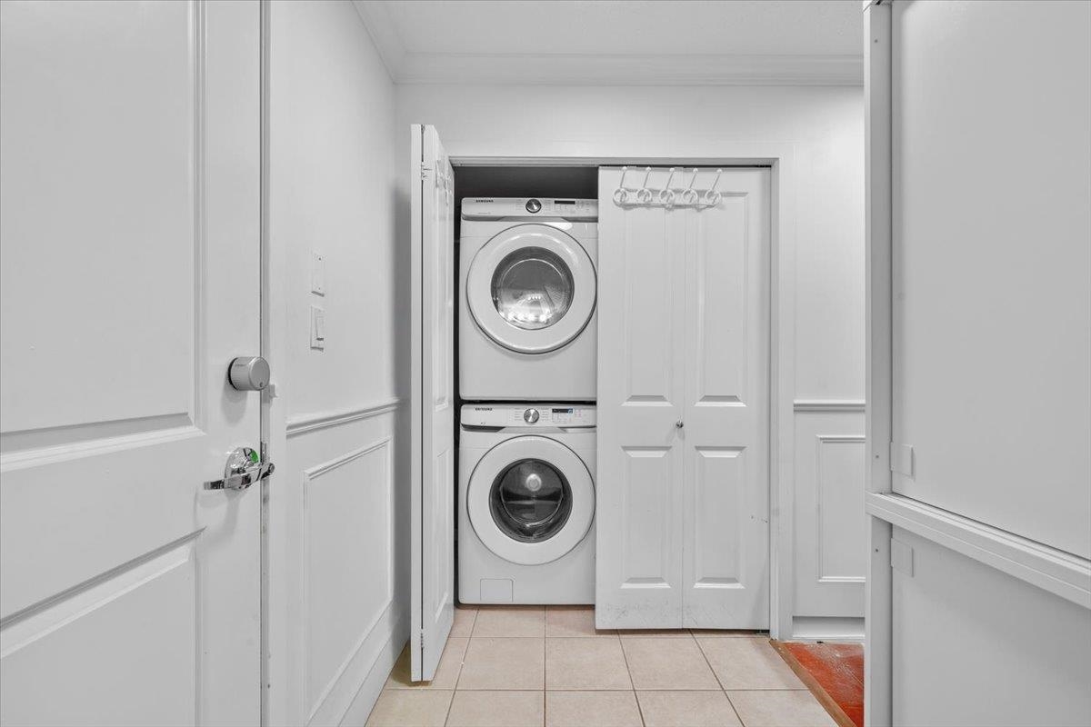 Primary Bathroom Photo of 405 2138 Madison Avenue, Burnaby, BC