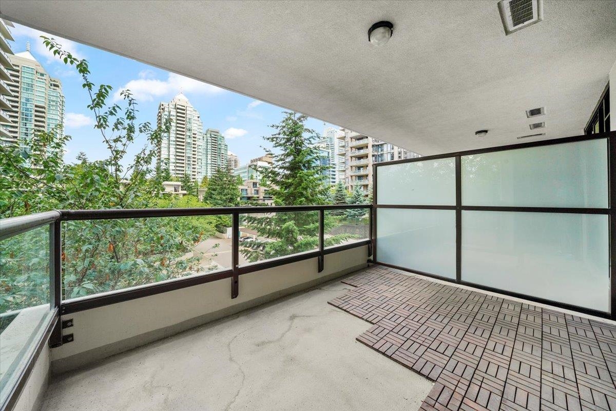 Staircase Photo of 405 2138 Madison Avenue, Burnaby, BC