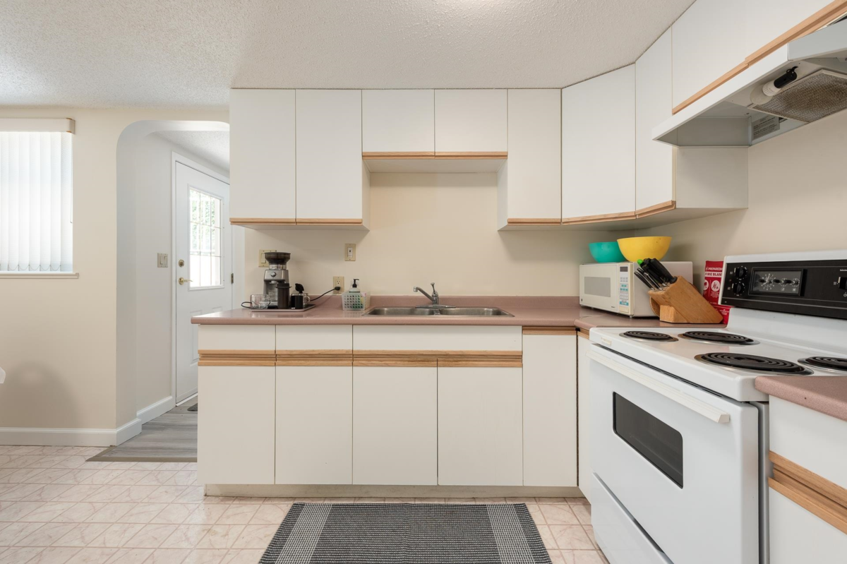 Entry Foyer Photo of 912 Fifth Street, New Westminster, BC