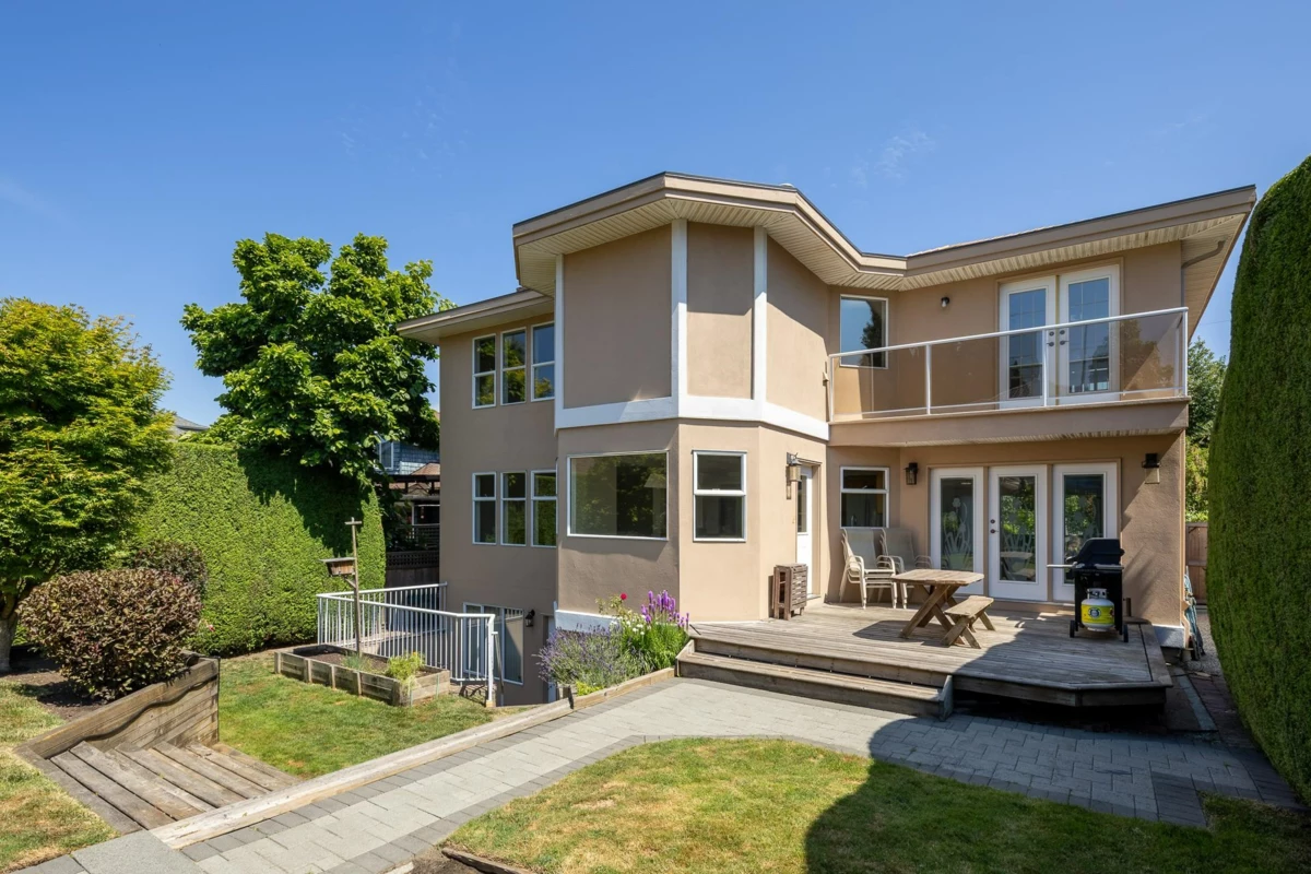 Family Room Photo of 912 Fifth Street, New Westminster, BC