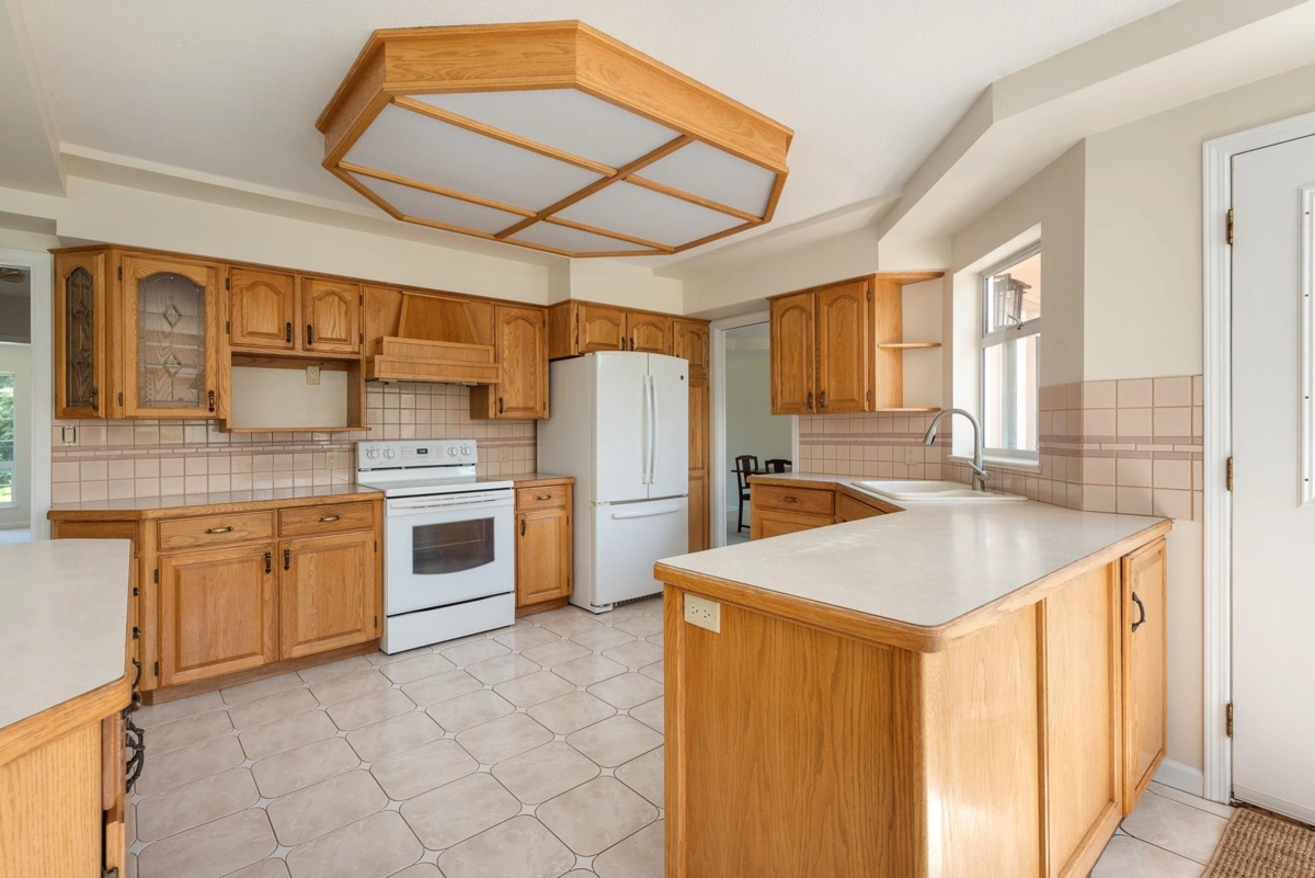 Kitchen Island Photo of 912 Fifth Street, New Westminster, BC