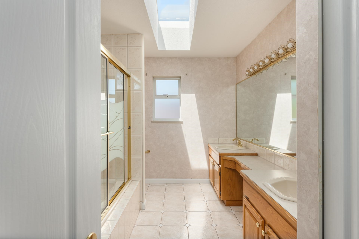 Powder Room Photo of 912 Fifth Street, New Westminster, BC