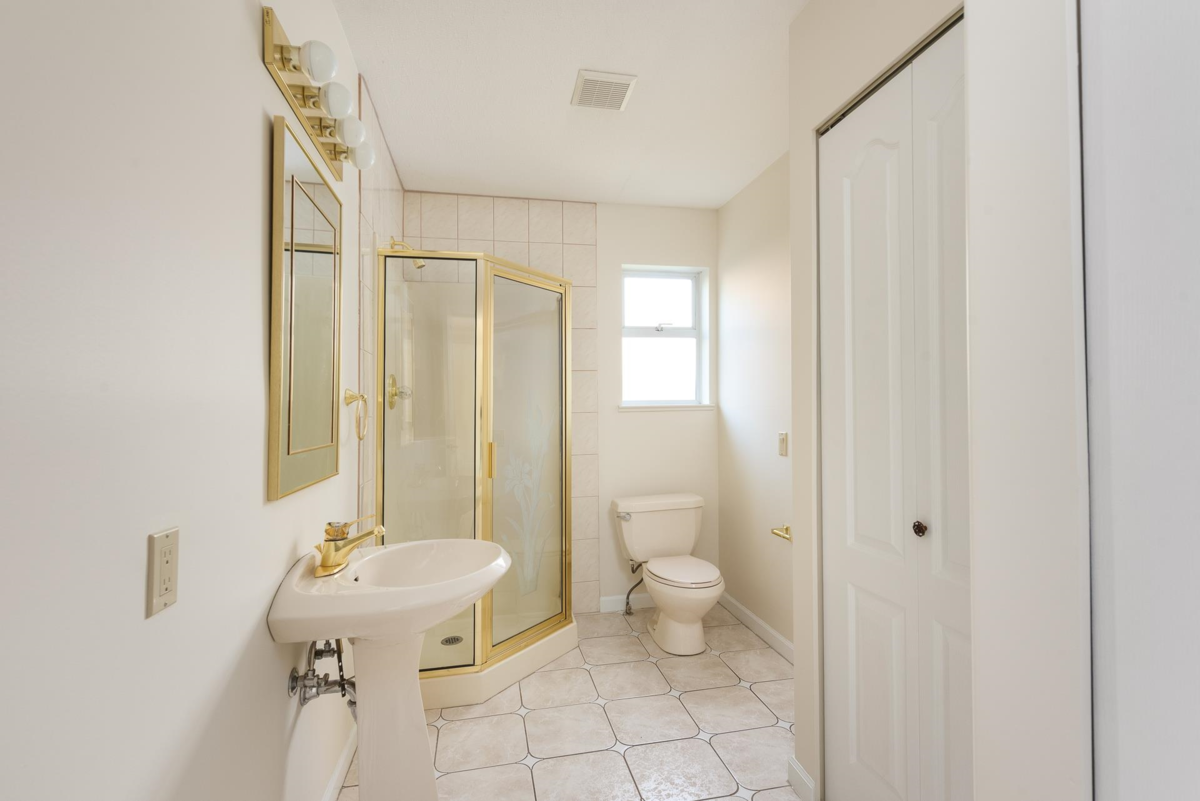 Walk-In Closet Photo of 912 Fifth Street, New Westminster, BC