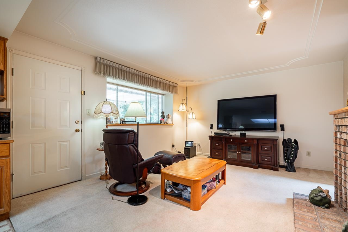 Basement Recreation Room Photo of 11293 153a Street, Surrey, BC