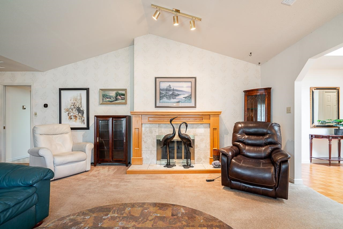 Kitchen Island Photo of 11293 153a Street, Surrey, BC