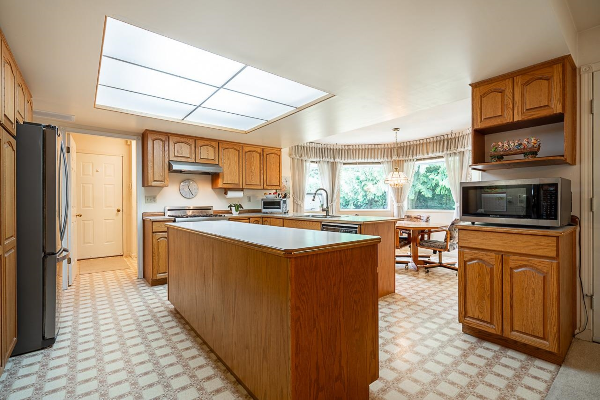 Walk-In Closet Photo of 11293 153a Street, Surrey, BC