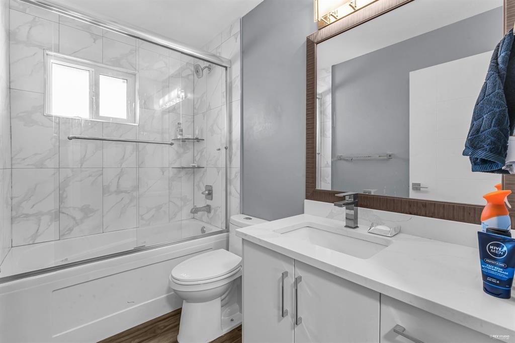 Mudroom Photo of 13572 68 Avenue, Surrey, BC