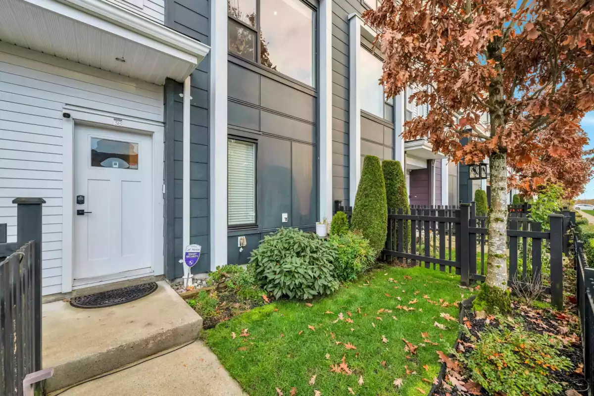 Family Room Photo of 38 16336 23a Avenue, Surrey, BC