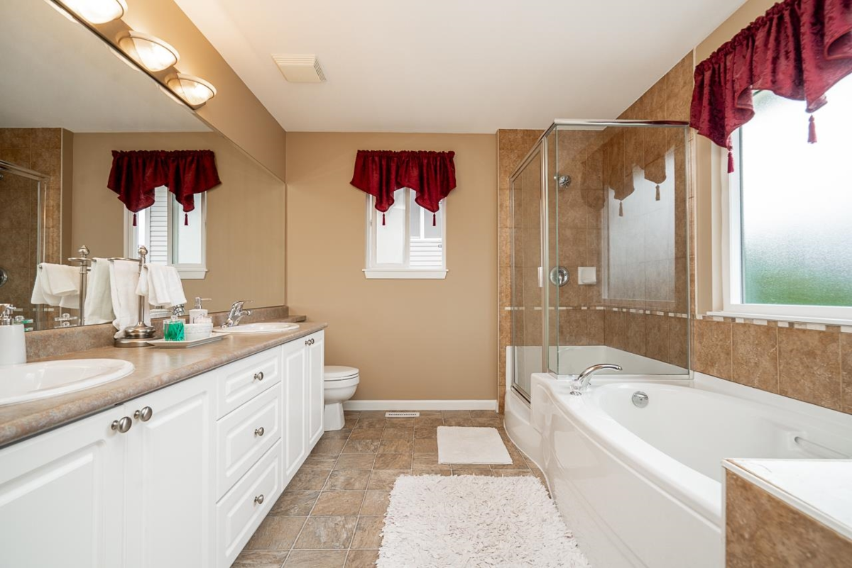 Basement Recreation Room Photo of 18954 71 Avenue, Surrey, BC