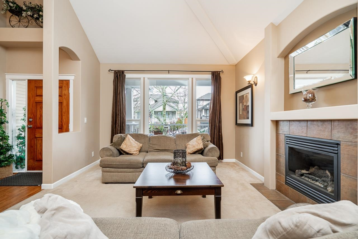 Dining Area Photo of 18954 71 Avenue, Surrey, BC