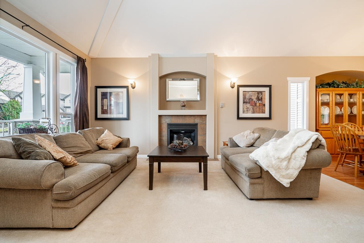 Family Room Photo of 18954 71 Avenue, Surrey, BC