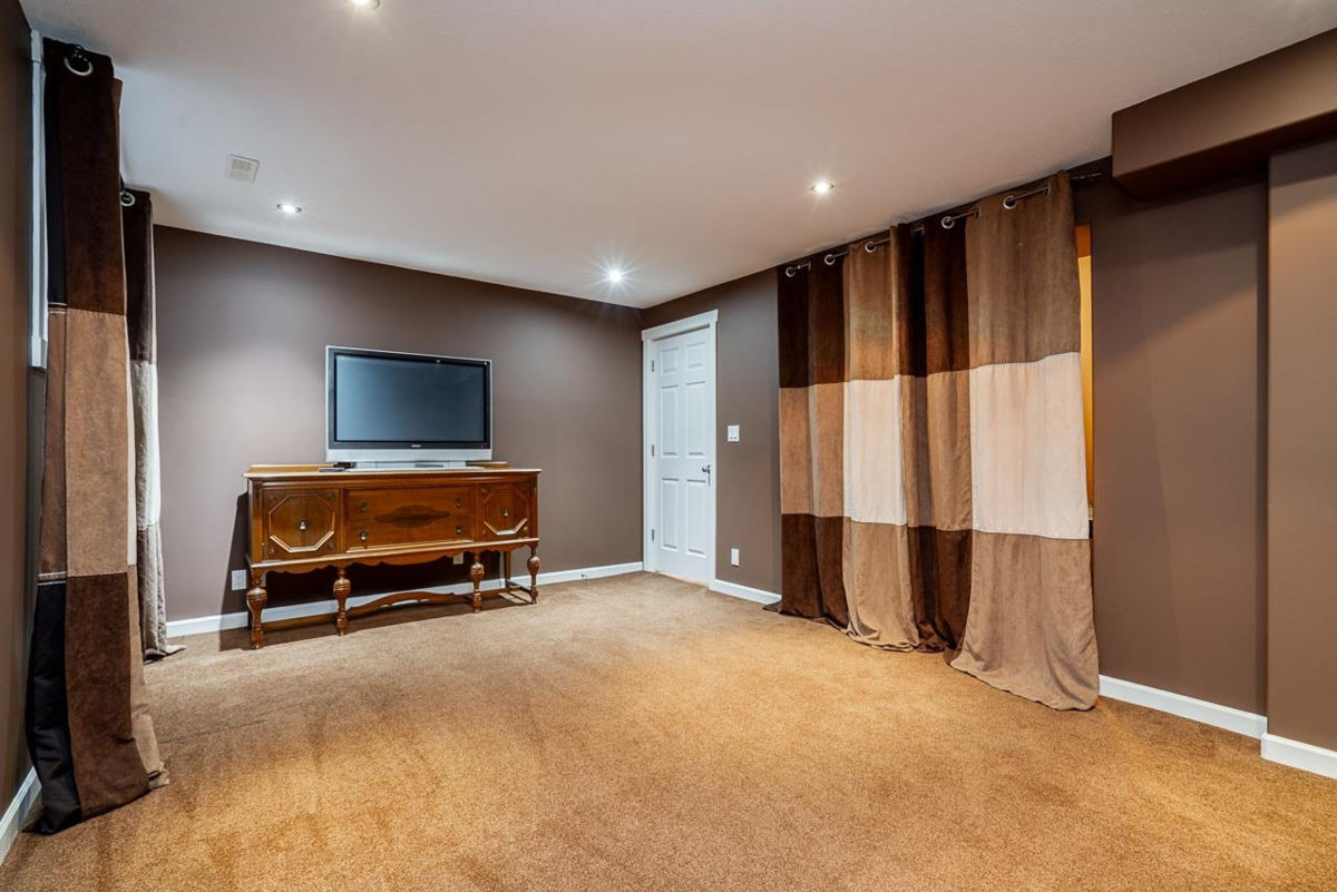 Front Yard Photo of 18954 71 Avenue, Surrey, BC