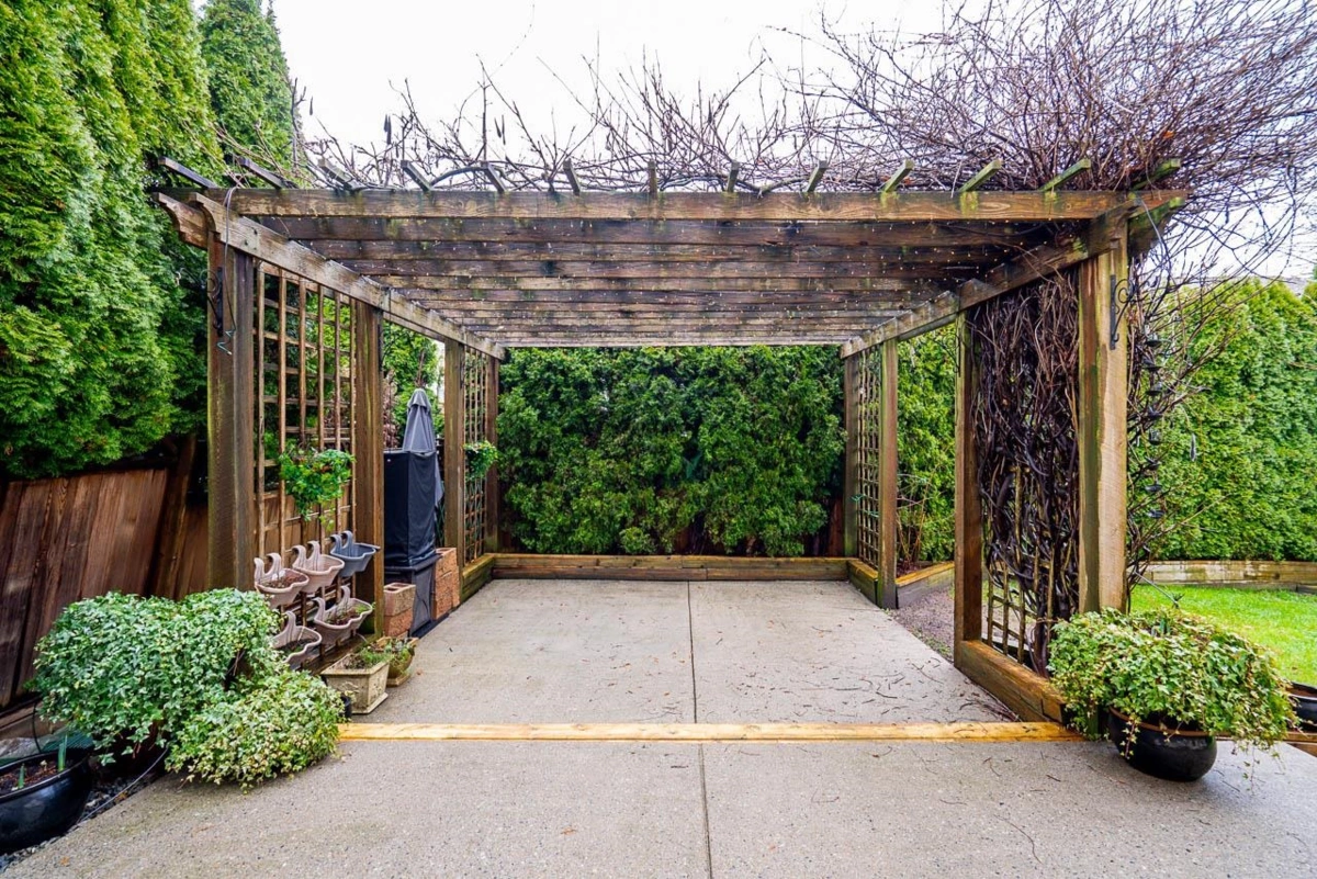 Hot Tub / Spa Photo of 18954 71 Avenue, Surrey, BC