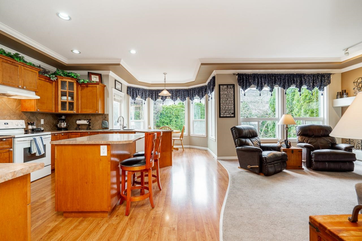 Kitchen Island Photo of 18954 71 Avenue, Surrey, BC