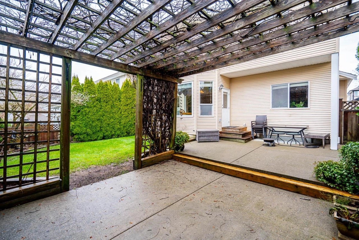Outdoor Kitchen Photo of 18954 71 Avenue, Surrey, BC