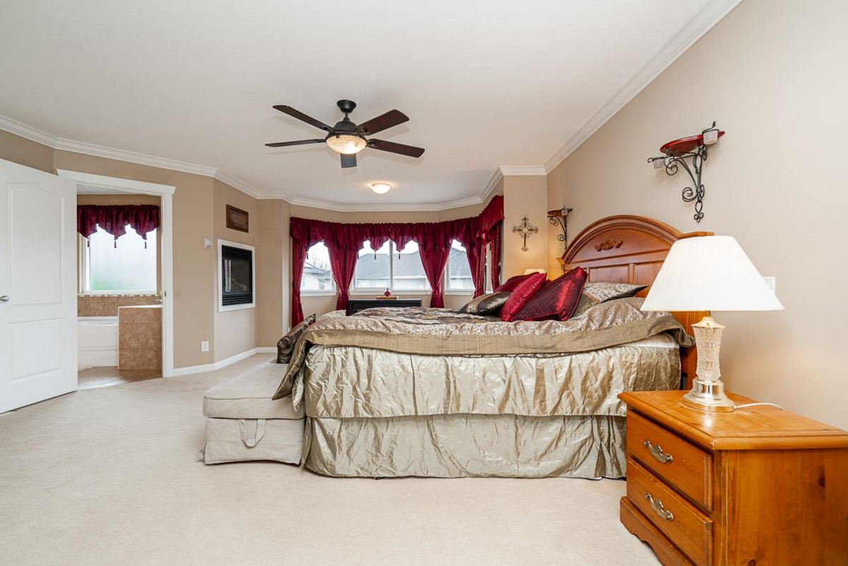 Powder Room Photo of 18954 71 Avenue, Surrey, BC