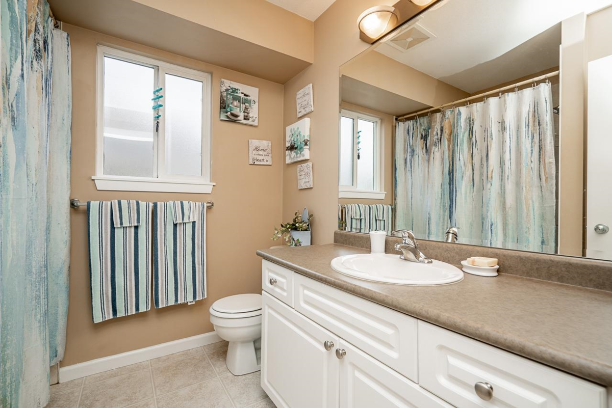 Staircase Photo of 18954 71 Avenue, Surrey, BC