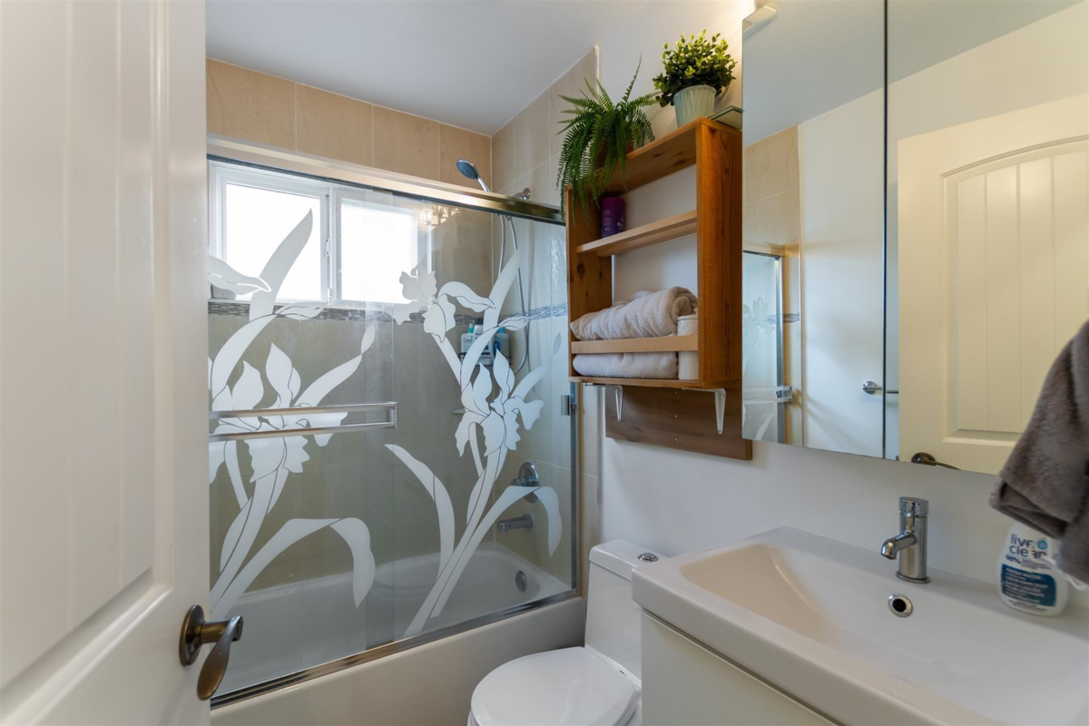 Hallway Photo of 6450 St. George Street, Vancouver, BC