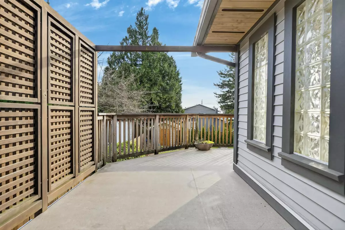 Entry Foyer Photo of 8068 Manson Street, Mission, BC