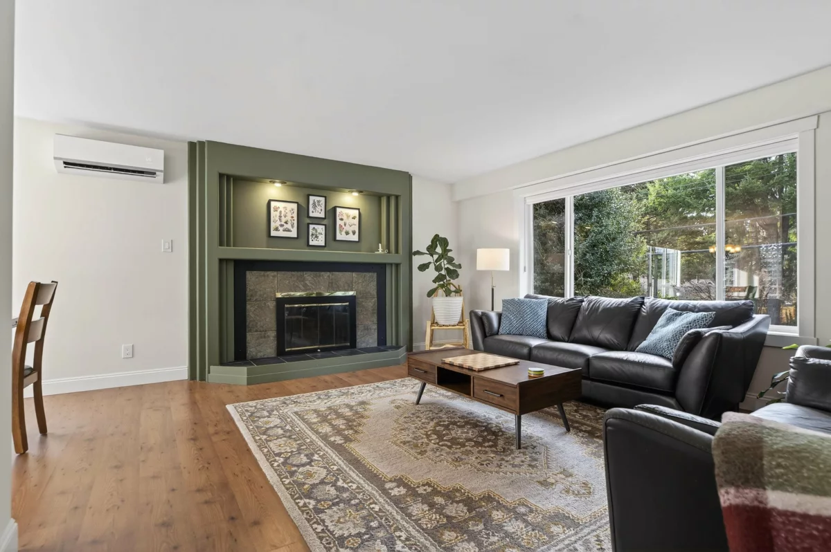 Kitchen Island Photo of 8068 Manson Street, Mission, BC