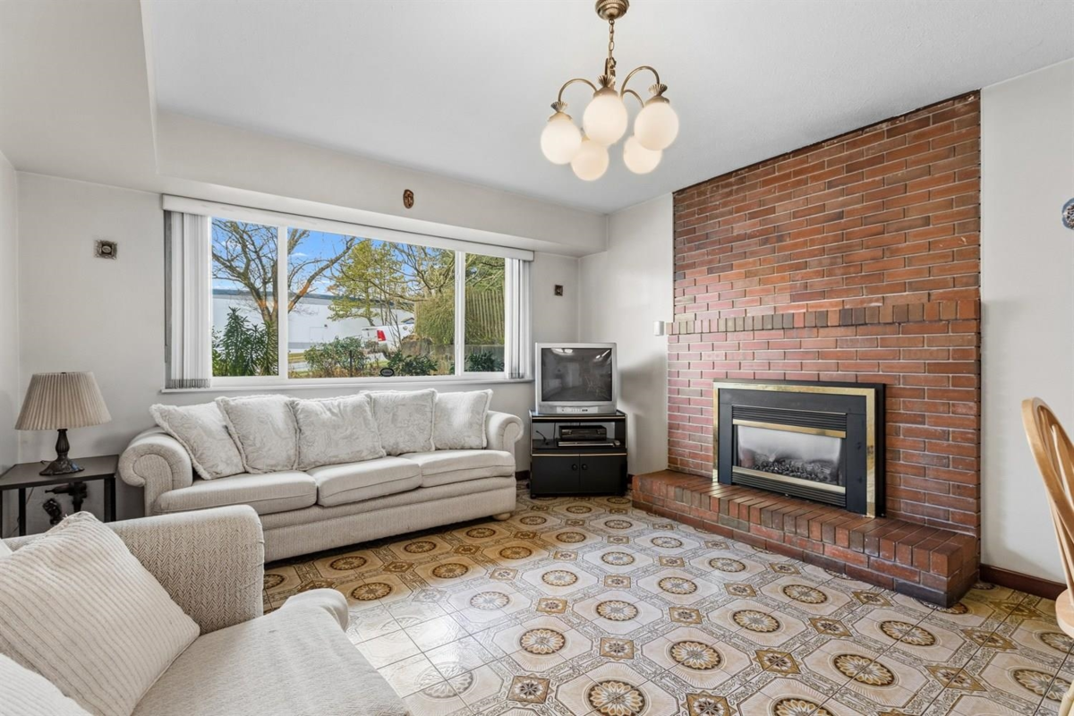 Entry Foyer Photo of 3080 Turner Street, Vancouver, BC