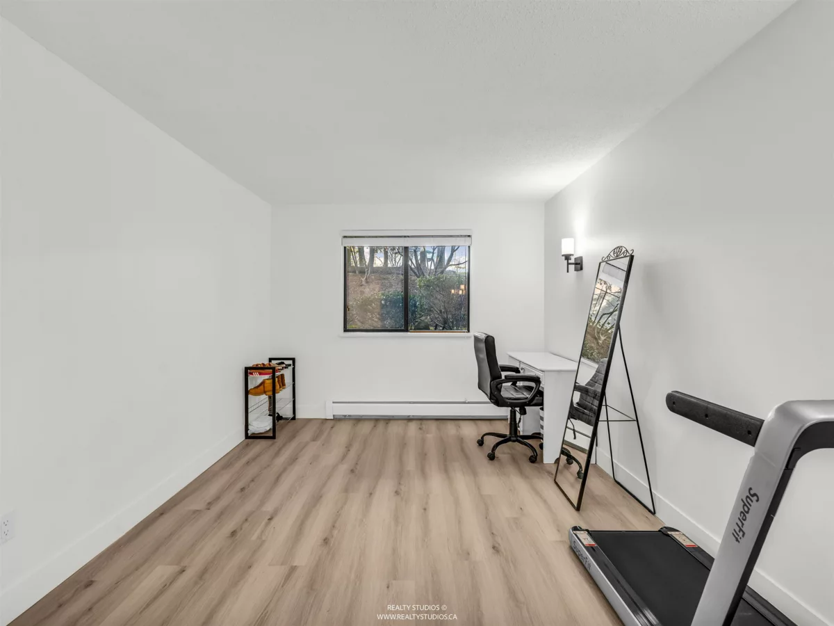 Entry Foyer Photo of 111 10698 151a Street, Surrey, BC