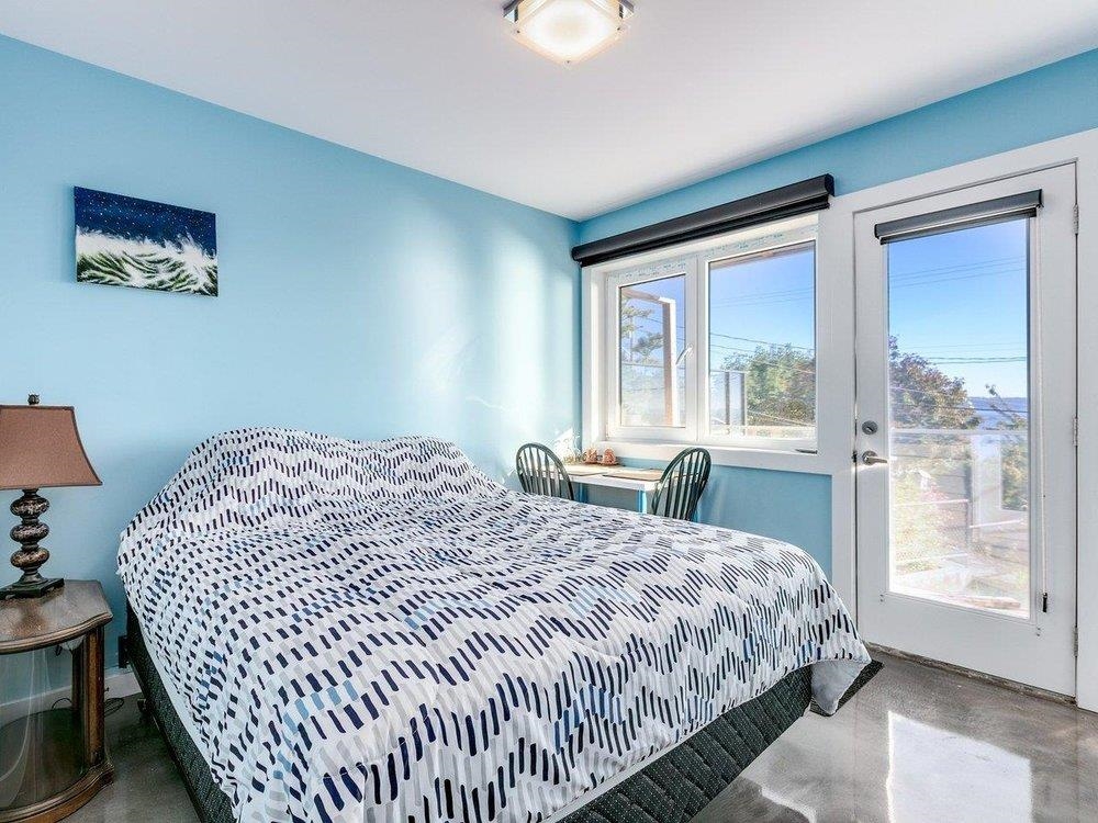 Guest Bathroom Photo of 15061 Victoria Avenue, White Rock, BC