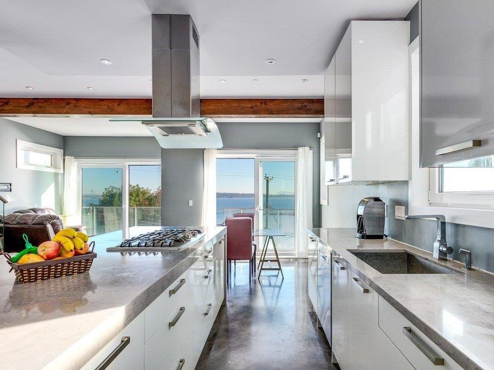 Living Room Photo of 15061 Victoria Avenue, White Rock, BC