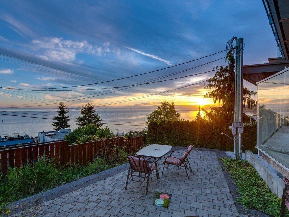 Mudroom Photo of 15061 Victoria Avenue, White Rock, BC