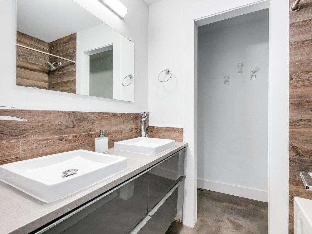 Powder Room Photo of 15061 Victoria Avenue, White Rock, BC