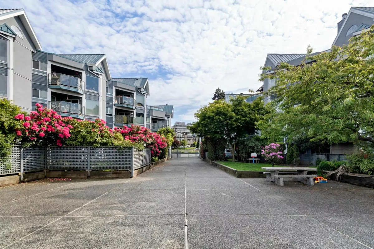 Entry Foyer Photo of 13 1355 W 4th Avenue, Vancouver, BC