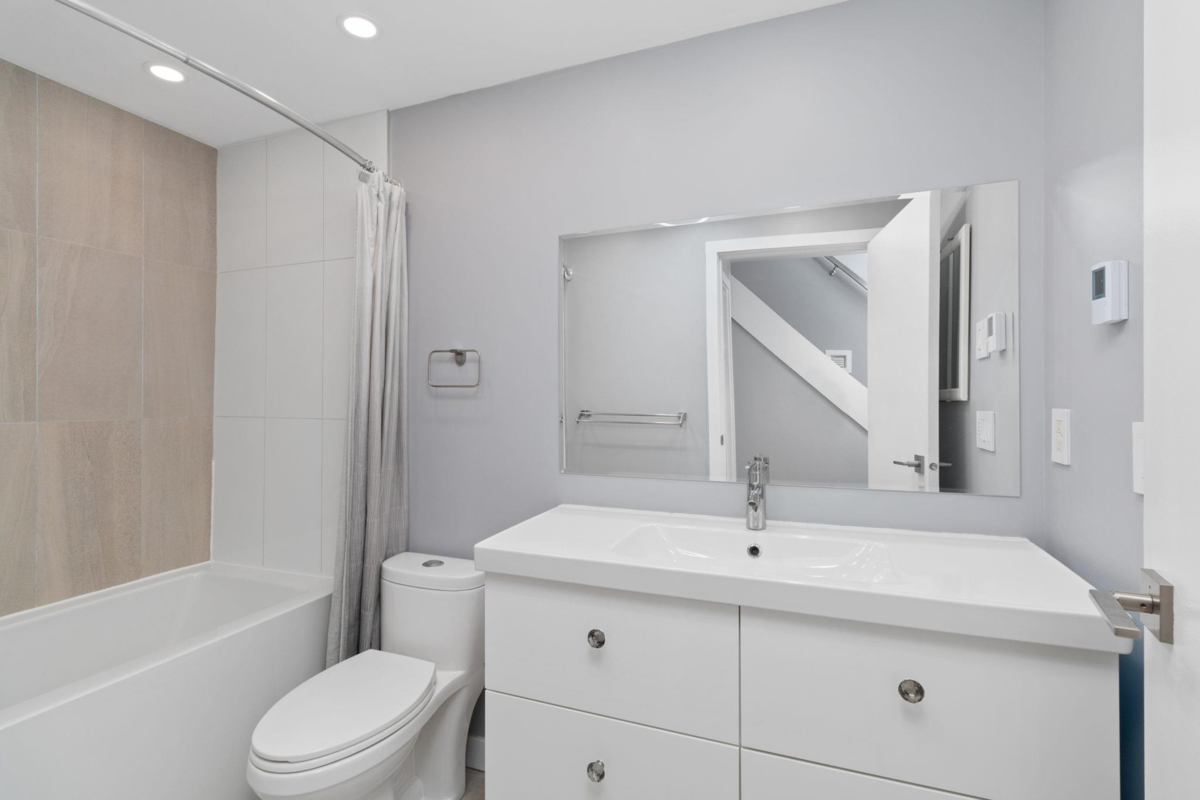 Powder Room Photo of 13 1355 W 4th Avenue, Vancouver, BC