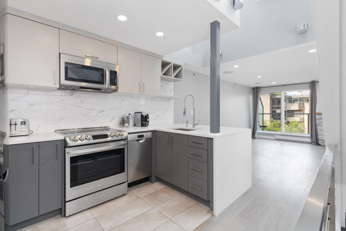 Primary Bathroom Photo of 13 1355 W 4th Avenue, Vancouver, BC