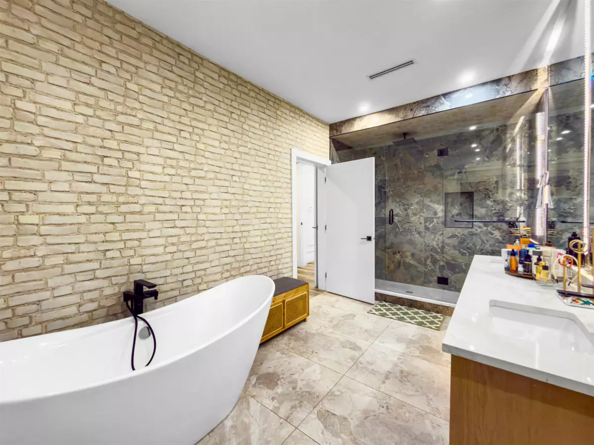 Entry Foyer Photo of 17223 60 Avenue, Surrey, BC