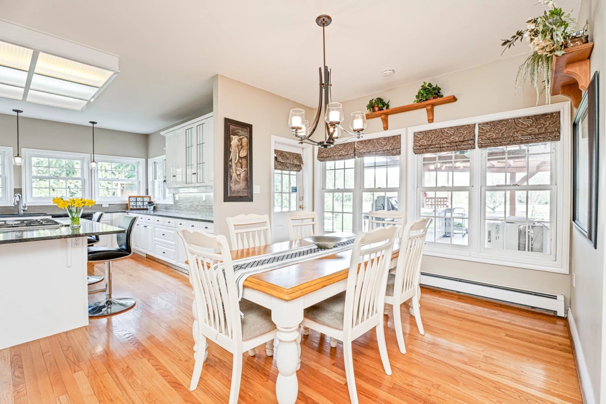 Guest Bathroom Photo of 24920 30 Avenue, Langley, BC