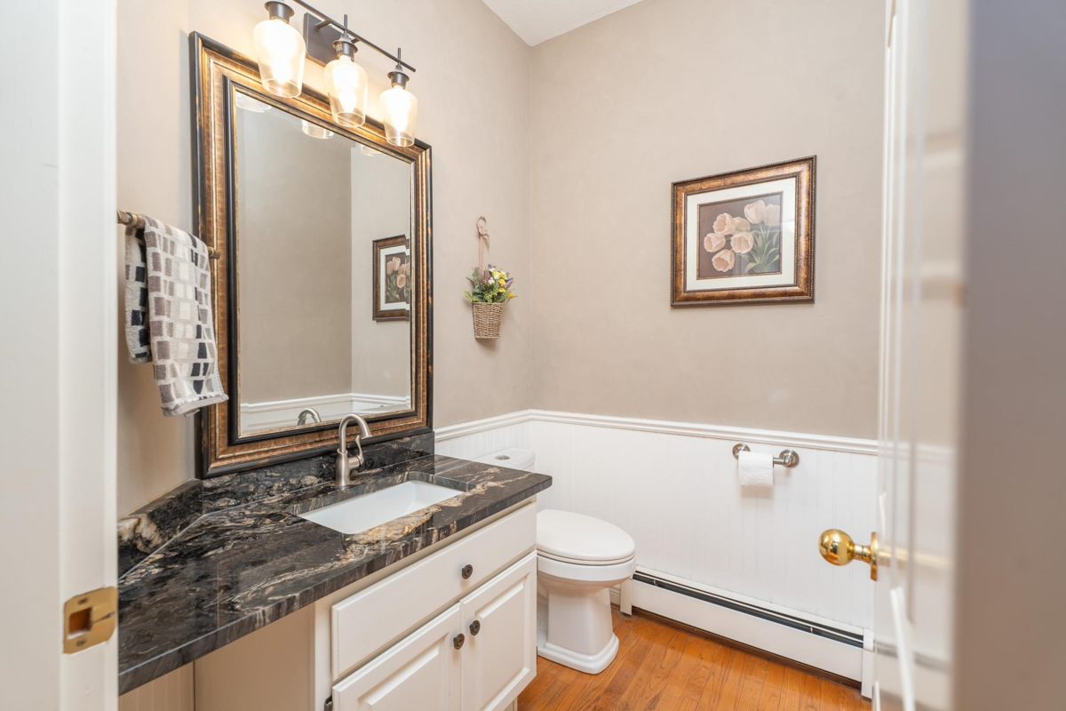 Primary Bathroom Photo of 24920 30 Avenue, Langley, BC