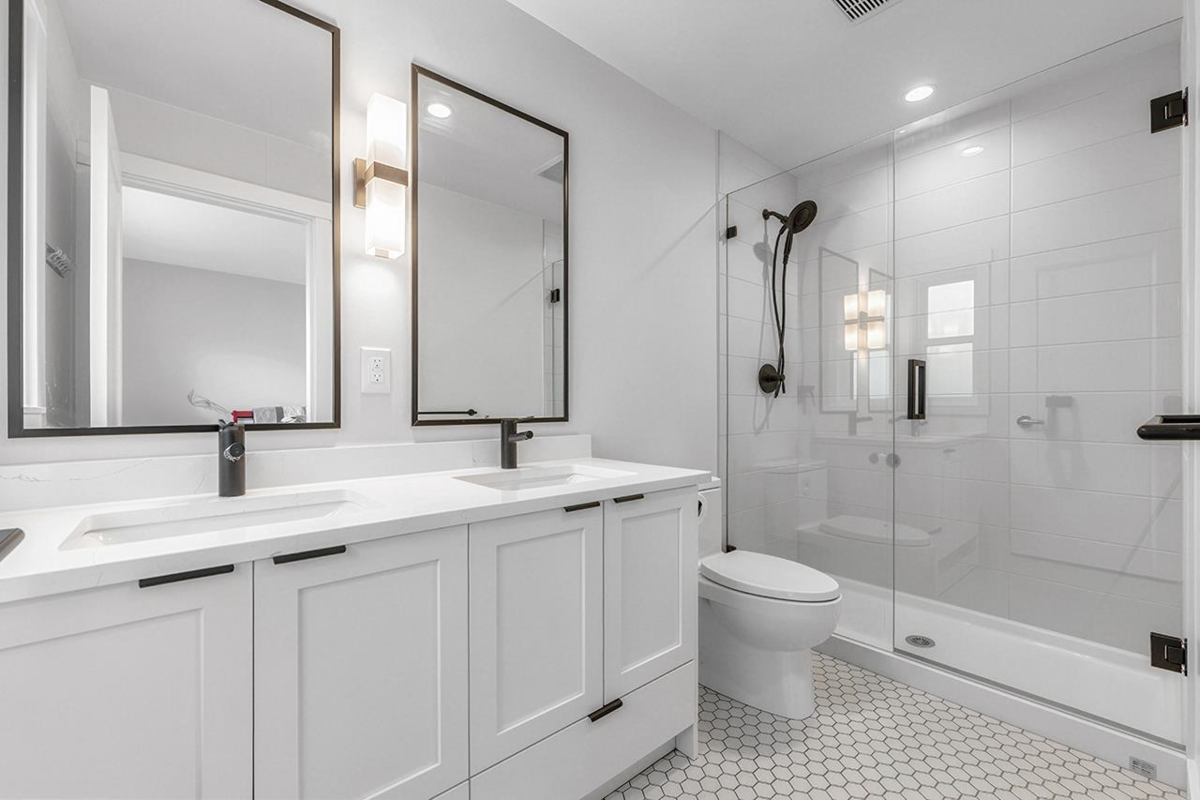 Primary Bathroom Photo of 30 16565 24a Avenue, Surrey, BC