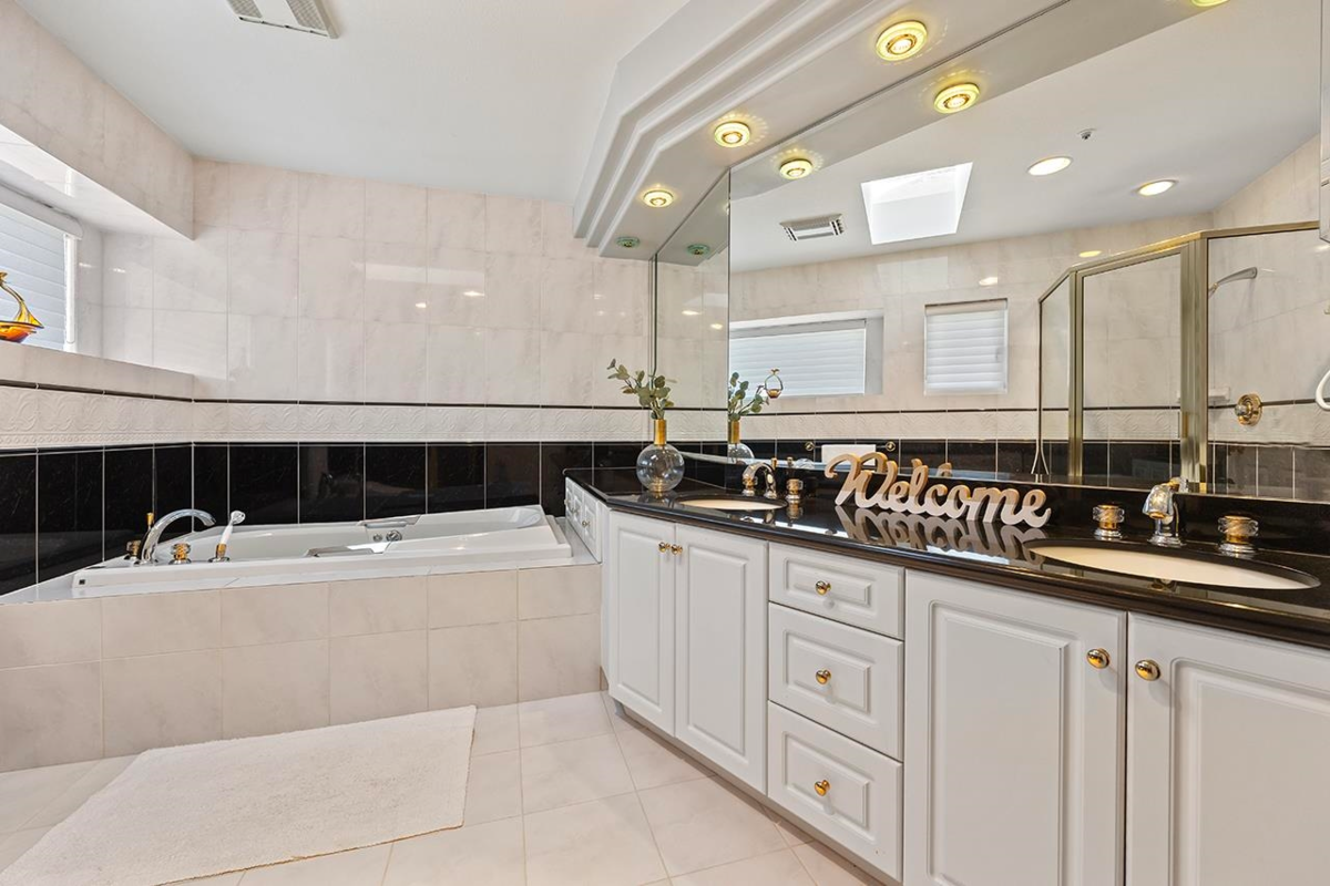 Hallway Photo of 2288 W 20th Avenue, Vancouver, BC