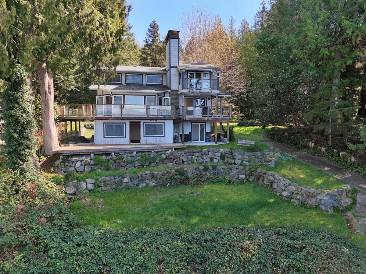 Living Room Photo of 8429 Redrooffs Road, Halfmoon Bay, BC