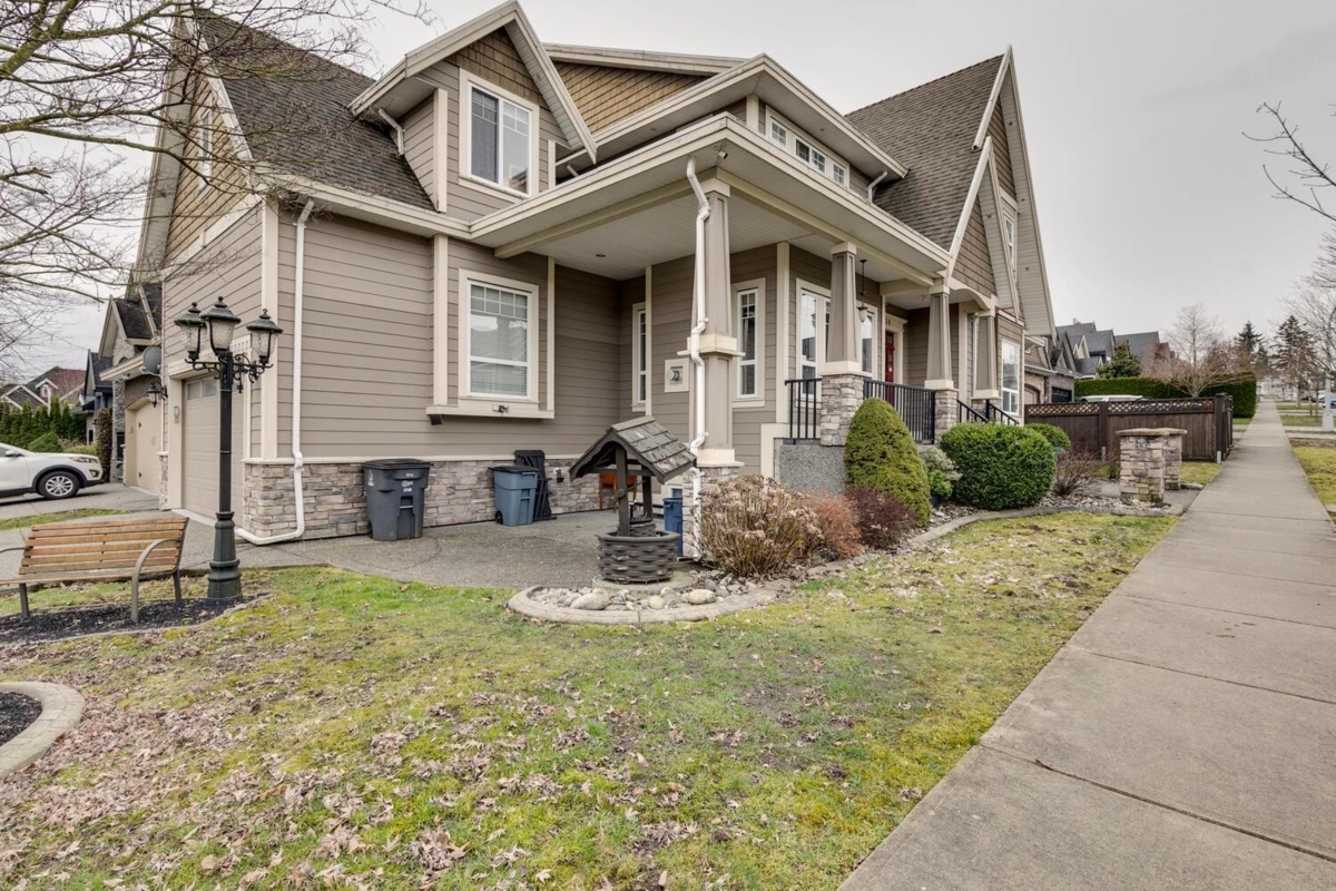 Living Room Photo of 18938 54a Avenue, Surrey, BC
