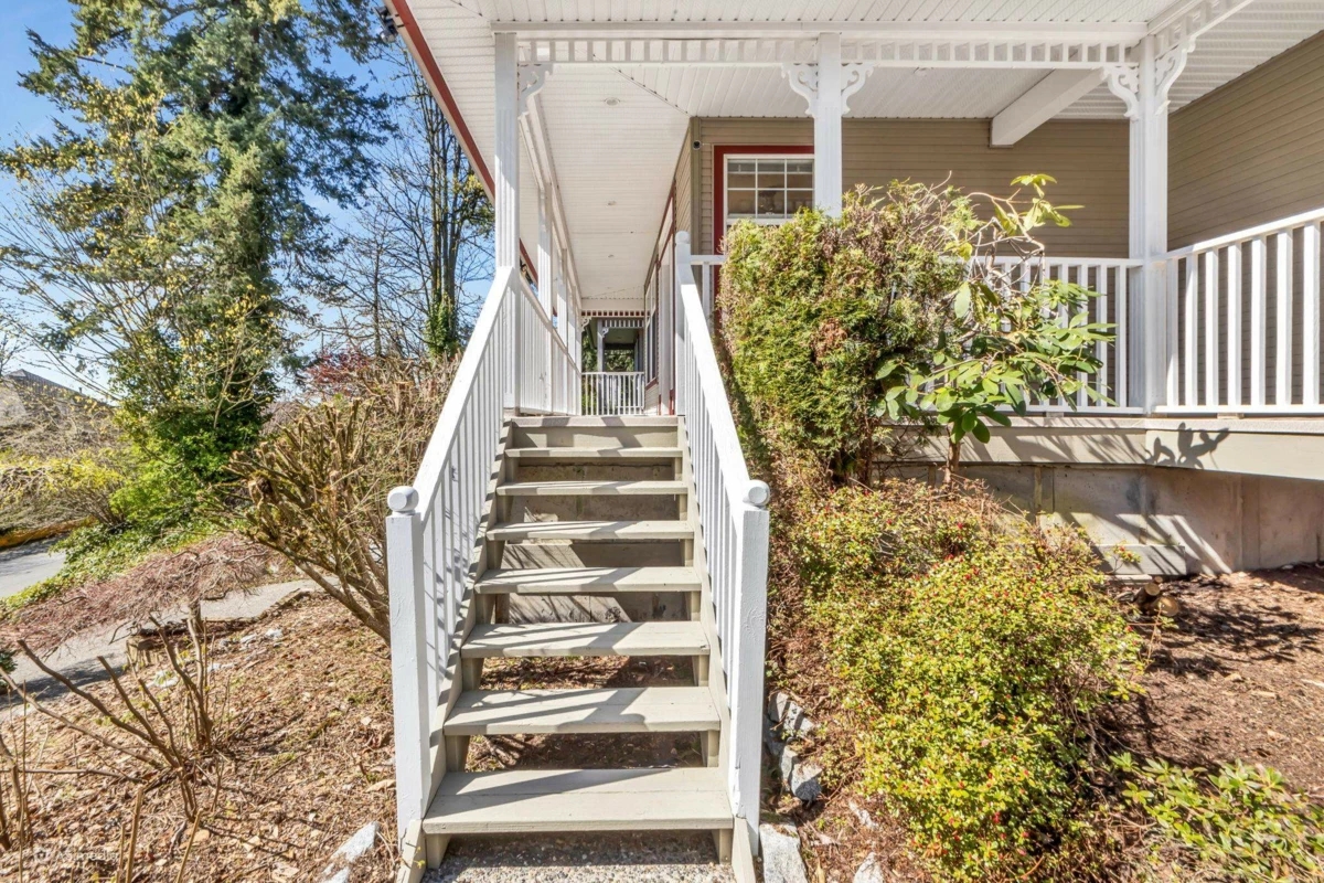 Living Room Photo of 16715 78 Avenue, Surrey, BC