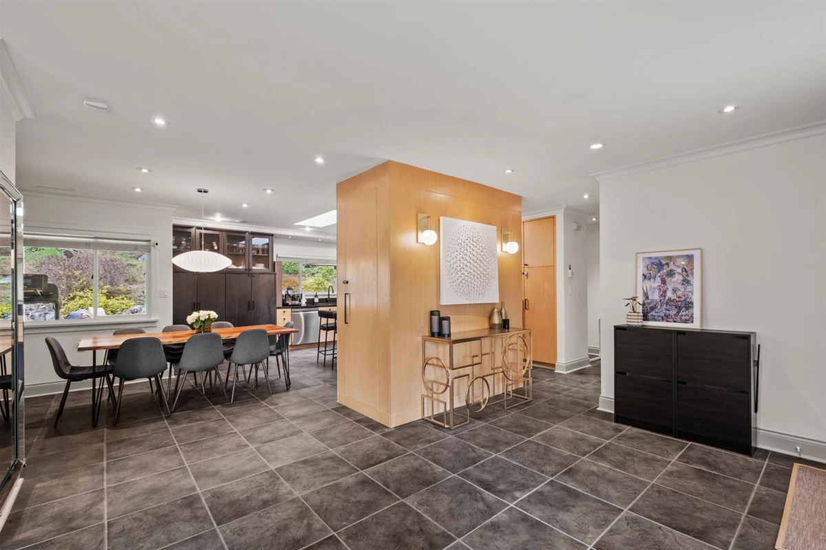Dining Area Photo of 355 Rabbit Lane, West Vancouver, BC
