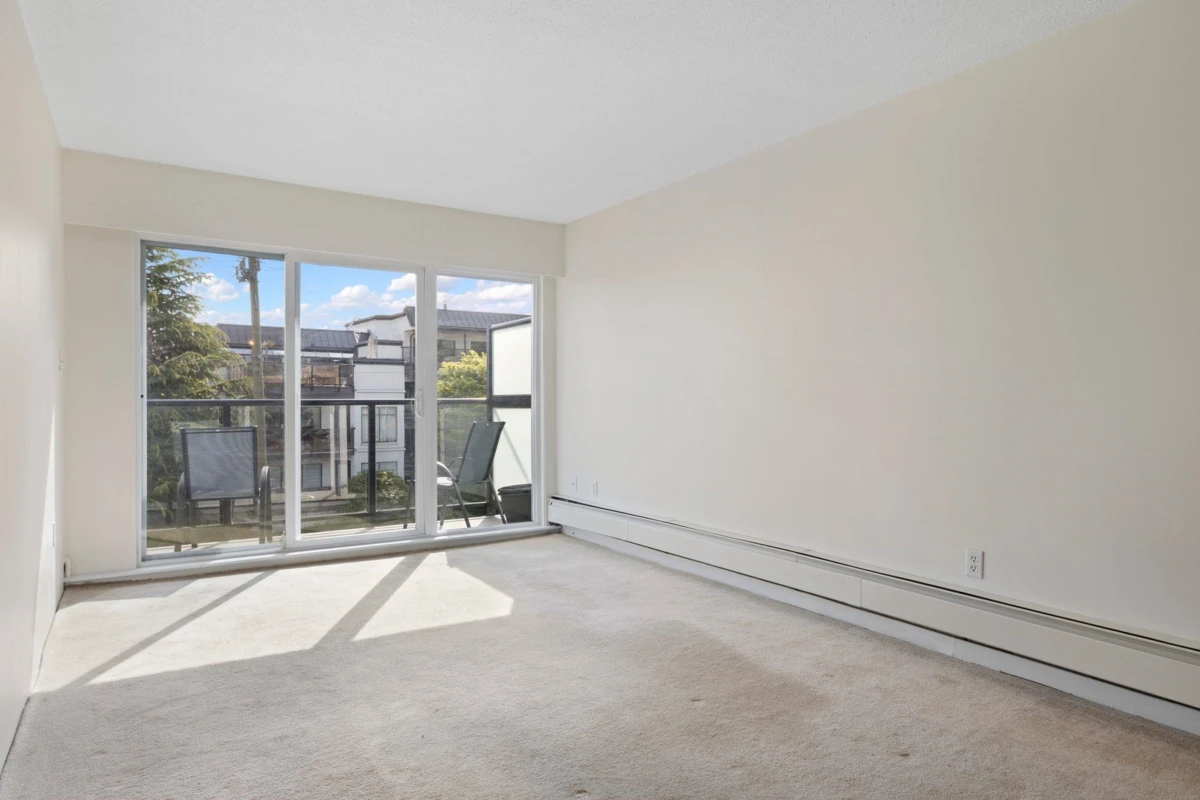 Dining Area Photo of 10 2223 Prince Edward Street, Vancouver, BC