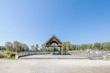 Garden / Landscaping Photo of 204 4733 W River Road, Delta, BC