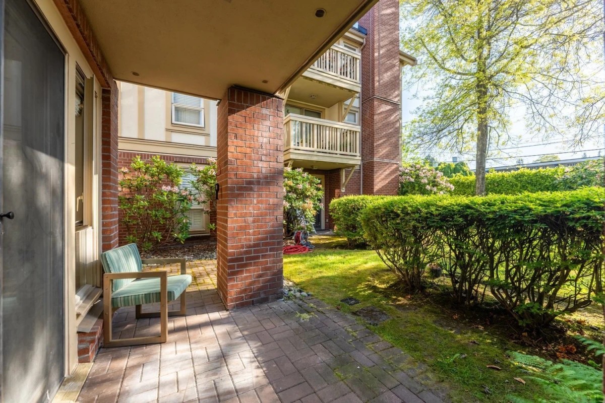 Family Room Photo of 101 843 22nd Street, West Vancouver, BC