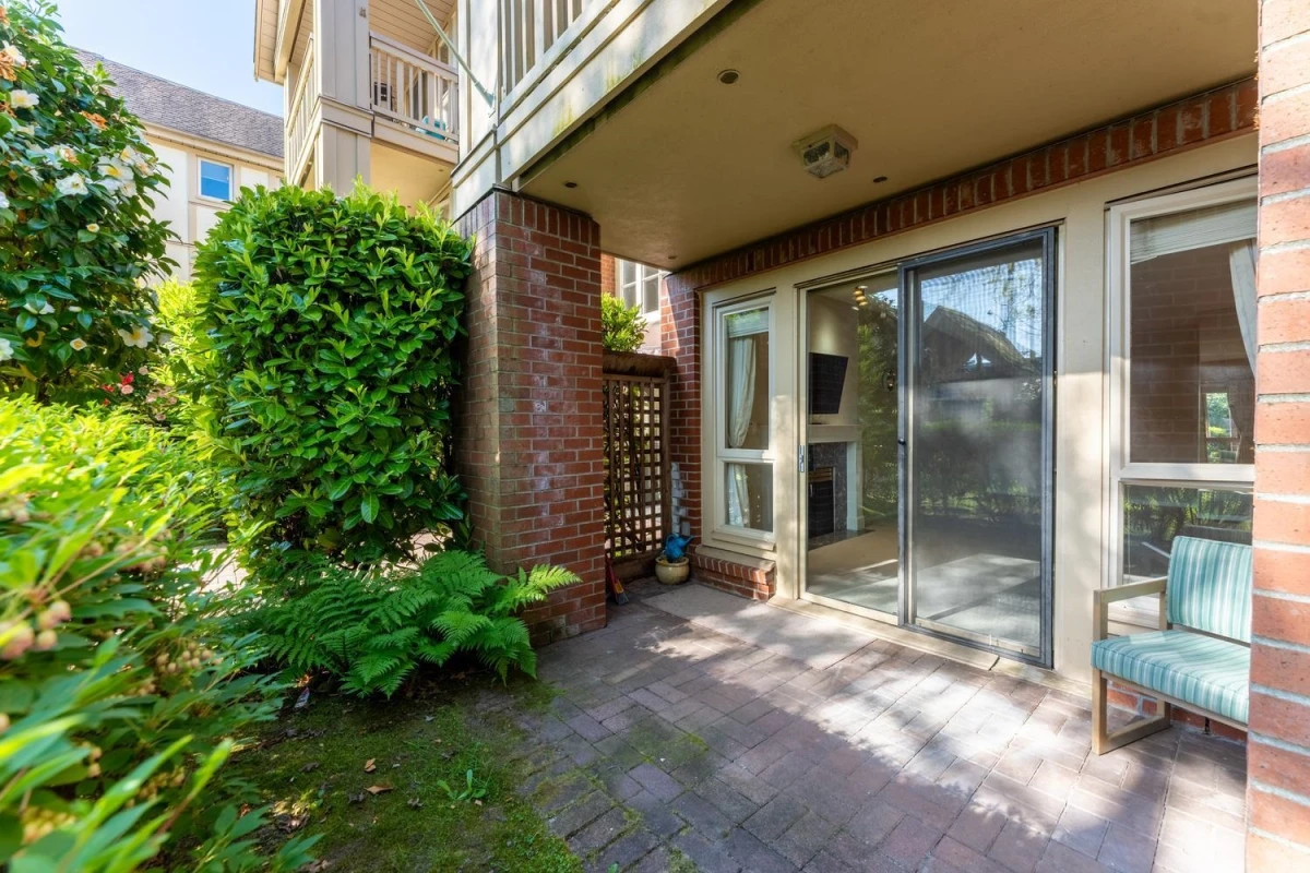 Living Room Photo of 101 843 22nd Street, West Vancouver, BC