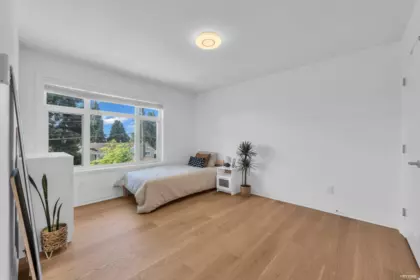 Entry Foyer Photo of 2459 Mathers Avenue, West Vancouver, BC