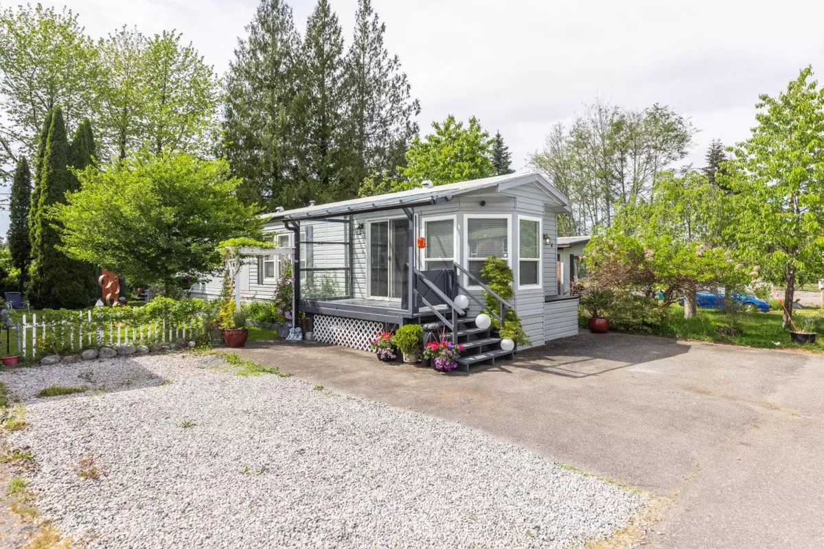 Family Room Photo of 4 23387 70a Avenue, Langley, BC