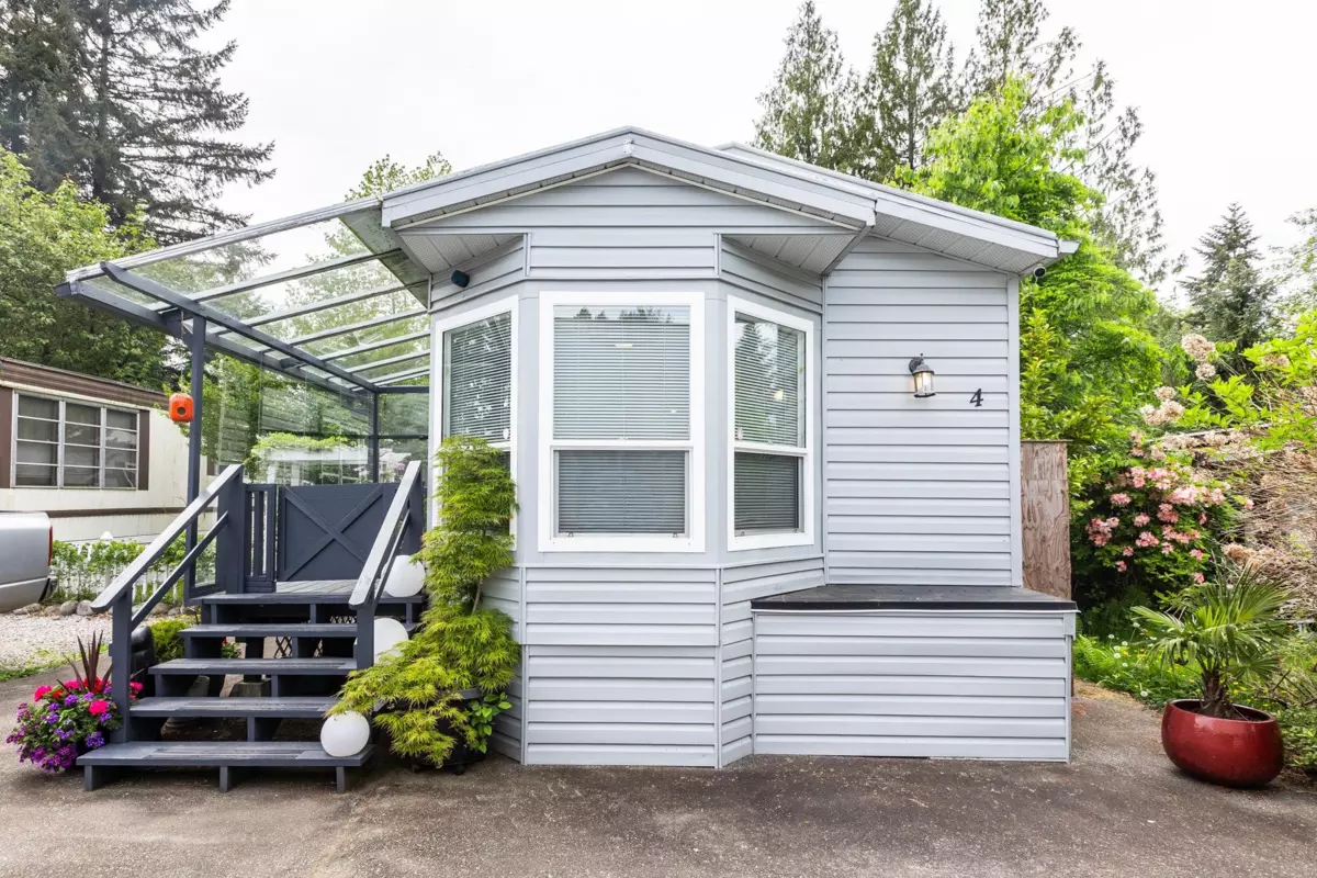 Living Room Photo of 4 23387 70a Avenue, Langley, BC