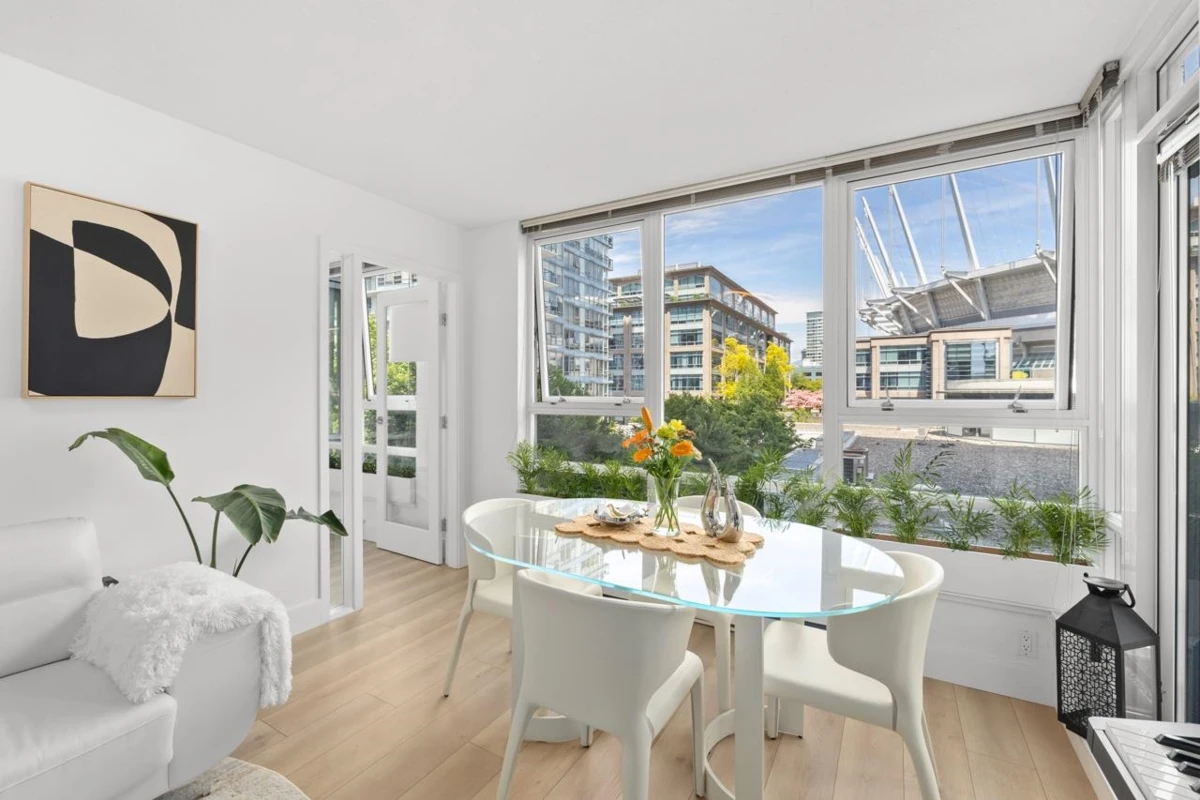 Dining Area Photo of 607 939 Expo Boulevard, Vancouver, BC